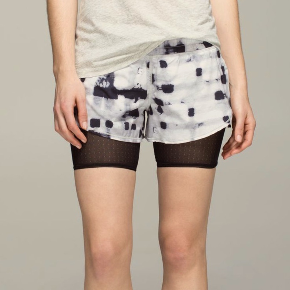 Lululemon Hot To Street Black & White Ghost Weave Pattern Mesh Athletic Shorts 6